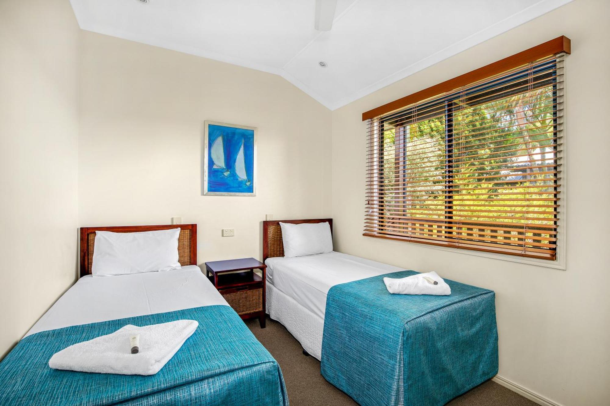 Tin Can Bay Marina Villas Bagian luar foto