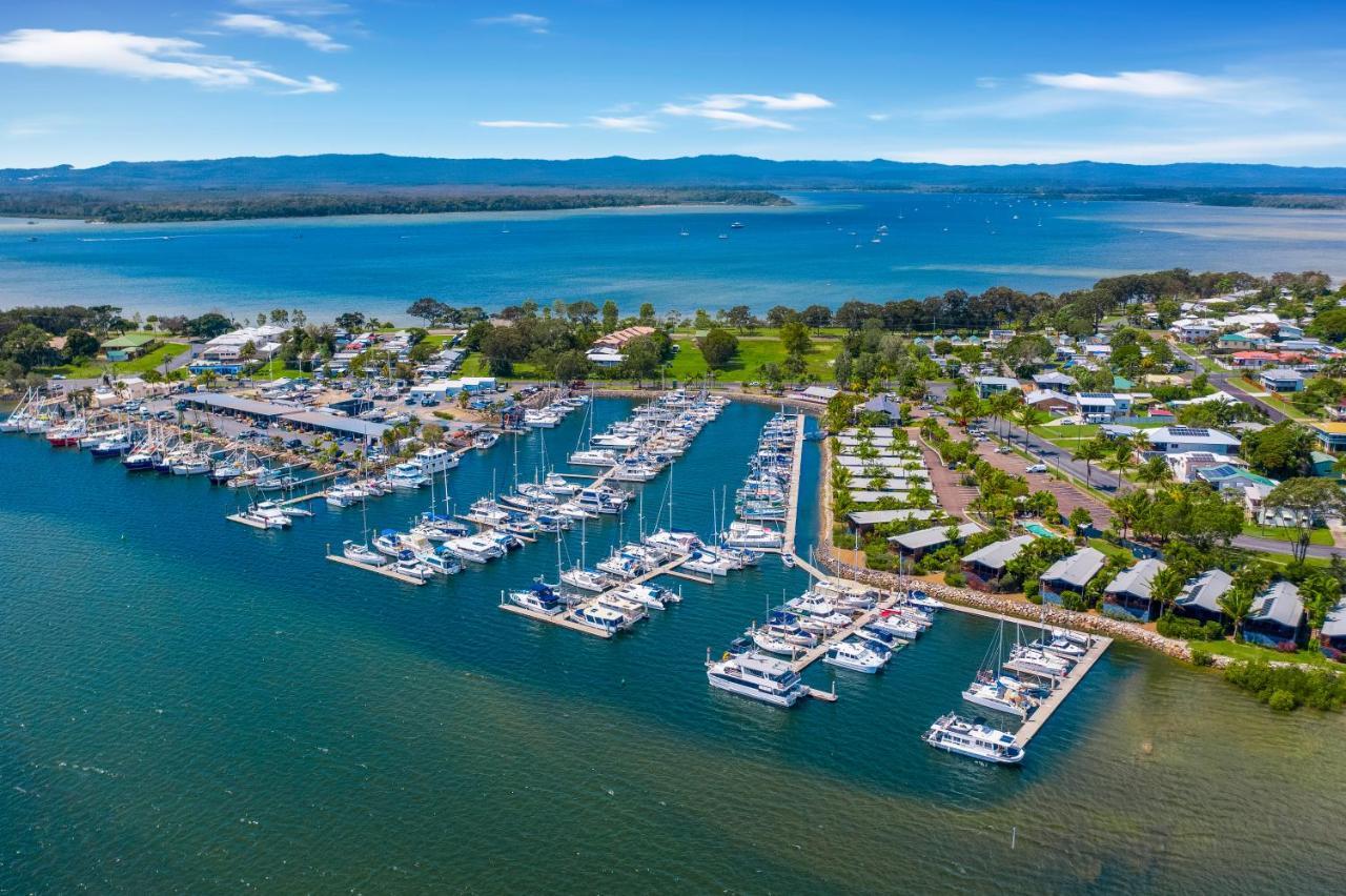 Tin Can Bay Marina Villas Bagian luar foto